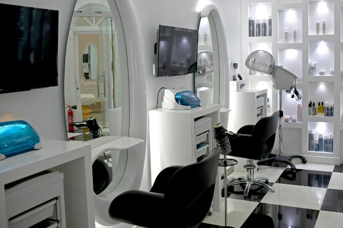 美容師・美容室のイメージ_美容院ピアス